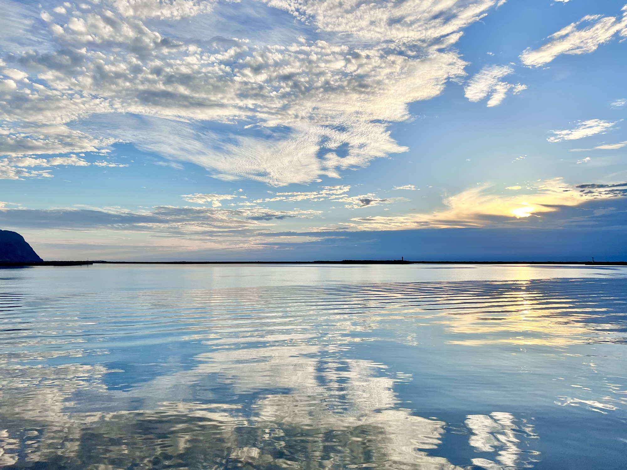 岩内港の夕景と穏やかな海｜Kifaith